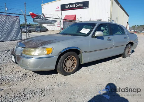 2000 Lincoln Town Car Signature из США, поврежденный, VIN 1LNHM82W5YY915443